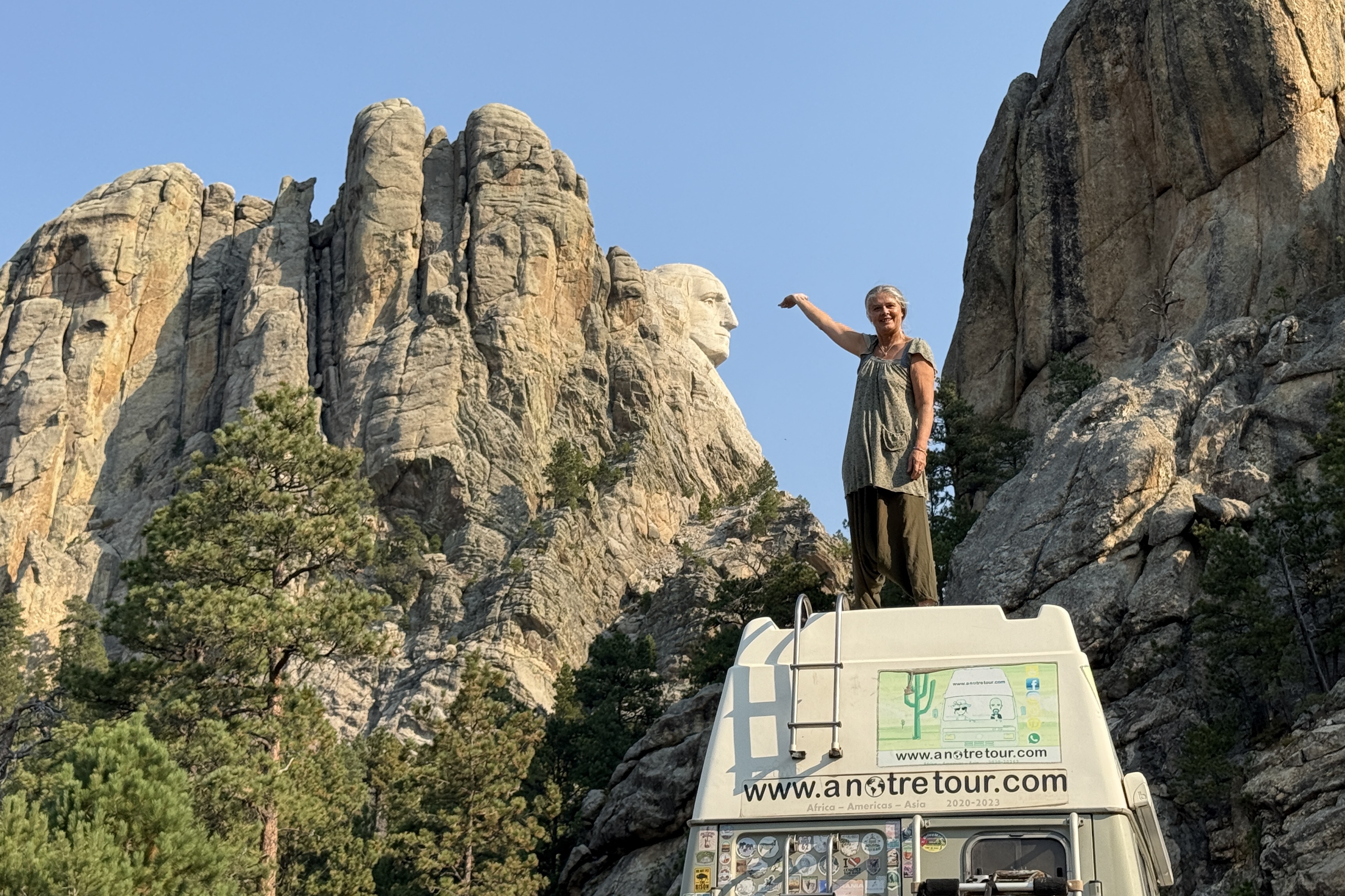 Oscar devant les reliefs du mont Rushmore